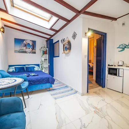 Zeglarza Przy Promenadzie, *